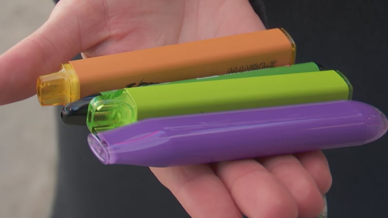 Z pultů zmizí oblíbené příchutě e-cigaret. Lidé se vrátí ke klasickému kouření, varuje expertka