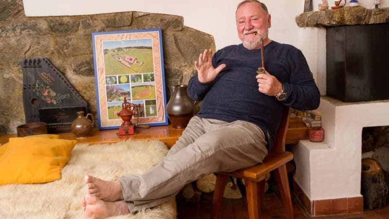 Vítězslav Jandák si postavil domov snů. Žije ve stylovém srubu, za sousedy má jen lesy a louky
