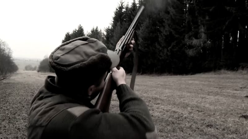 Myslivec na Tachovsku střelil hledače pokladů do hrudníku. Zraněný muž se doplazil pro pomoc