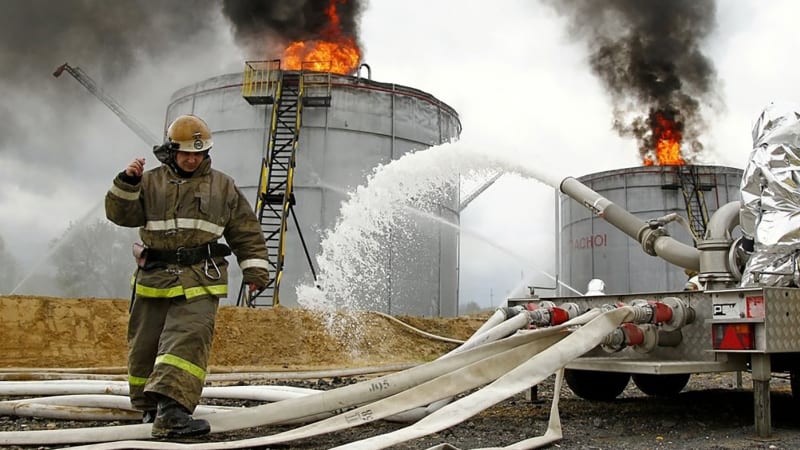 Ukrajinci zasáhli ropný terminál u Soči, na místě hoří. Rusové udeřili raketami v Kyjevě