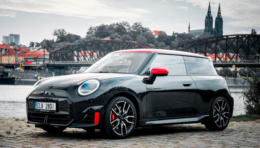 Test Mini John Cooper Works Electric (2025): váží jako slon, ale kope jako kůň
