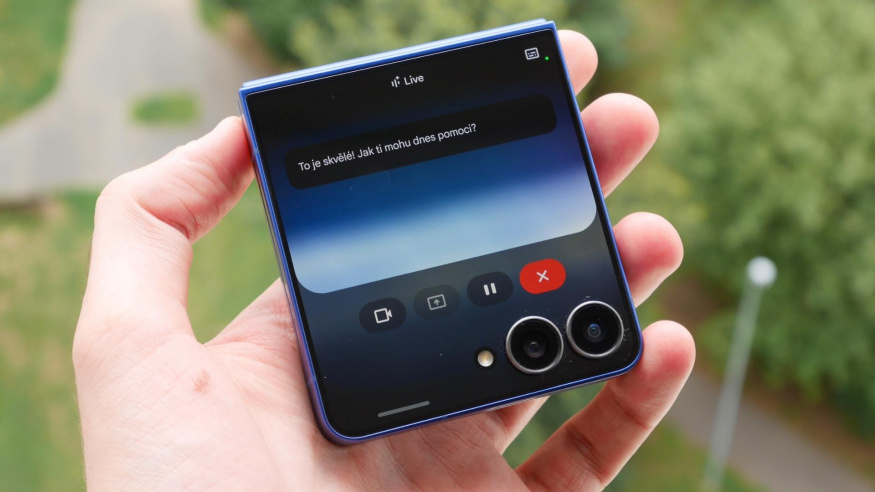 Samsung Galaxy Z Flip 7 je našlapaný novinkami. Vyzkoušeli jsme vylepšenou AI i bezdotykové focení