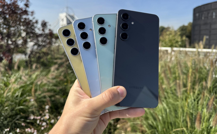 Samsungu klesl zisk na polovinu. Reputaci mají napravit chytré brýle a trojitá skládačka