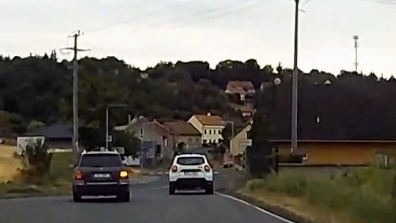 Čtyři přestupky za pár vteřin: Řidiči za předjíždění na křižovatce u Pcher hrozí obří pokuta