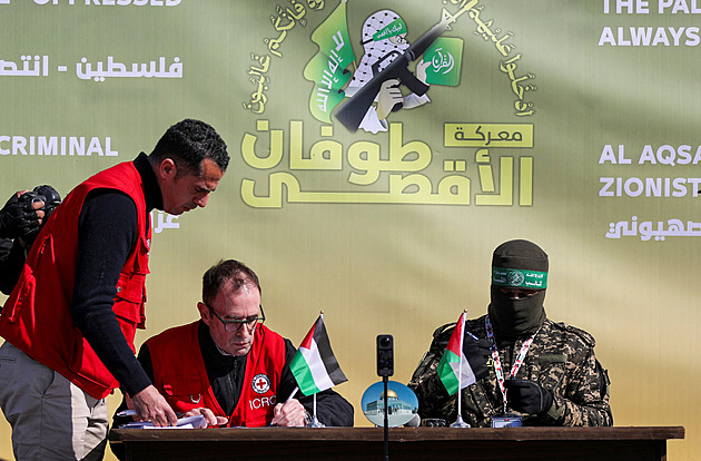 Pustíme potraviny a léky k rukojmím, vzkázal Hamás. Totéž ale žádá pro Gazu