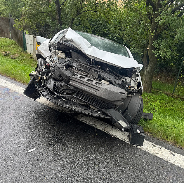 Pět lidí se zranilo při čelním střetu na Karvinsku. Starší muž vjel do protisměru