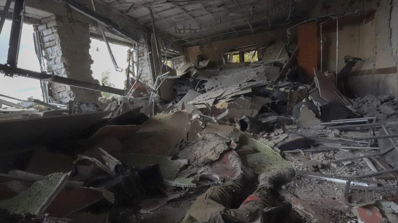 Záběry mohutné exploze: Okupant se odmítl vzdát. Ukrajinci mu vhodili do sklepa obří bombu