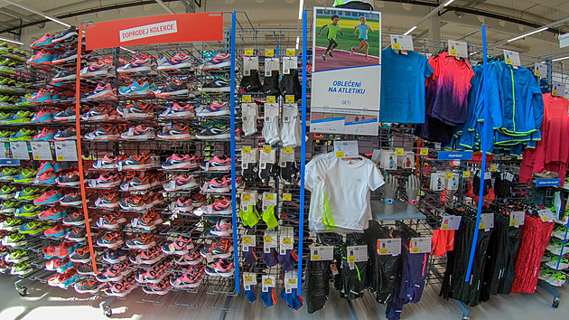 Kouzlo levného outdooru. Češi vyměnili zavedené značky za oblečení z řetězců