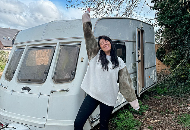 Z vlhkého karavanu je domeček snů. Mladá žena ho zrenovovala za pár kaček