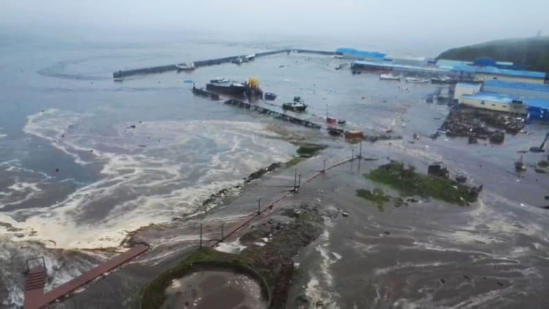 Pejskař na Kamčatce natočil přicházející tsunami. Před vlnami musel utíkat
