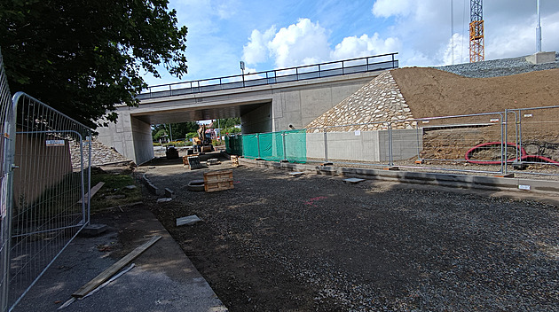 Železniční most v Moravských Budějovicích je hotov, silnici otevřou v půlce září