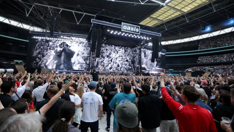 Hudební svátek skončil tragédií: Fanoušek Oasis se zřítil z ochozu a zemřel. Kapela je v šoku
