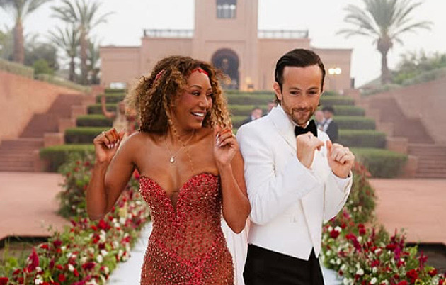 Mel B si výrazně mladšího kadeřníka vzala znovu po měsíci. Měli spirituální obřad