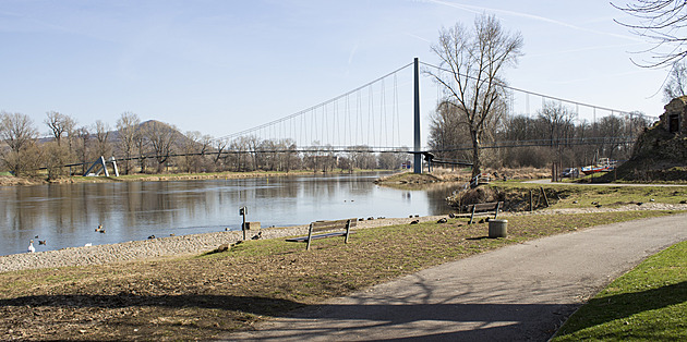 Místo desítek tisíc chce žena za pozemek pro lávku miliony, město řeší vyvlastnění