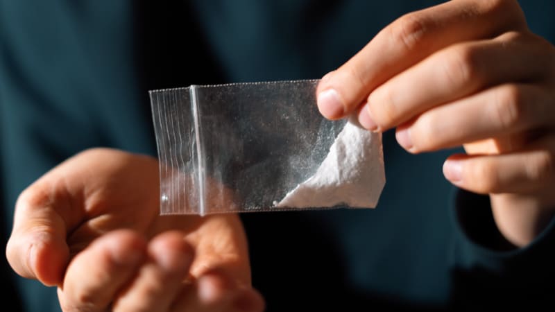 Nebezpečný drogový boss na útěku: Do Česka vozil kokainové cihly, mohl bodat v centru Prahy