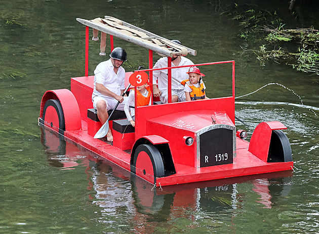 Po řece Mži pluly hasičské auto, Eiffelovka i armádní řopík s bojovníky