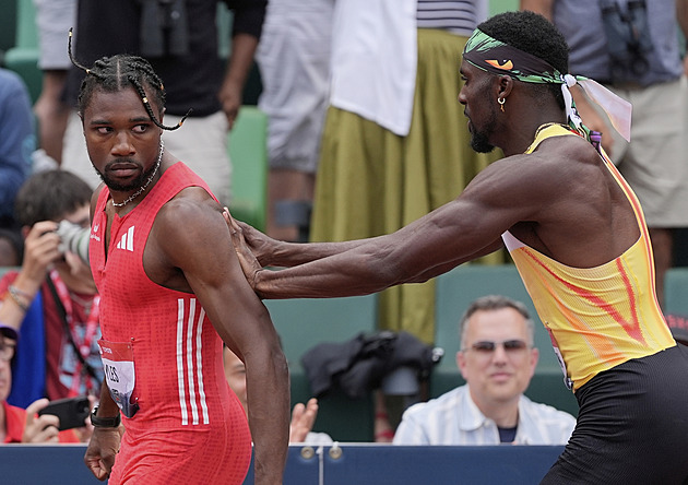 Čas roku, pak konflikt s Bednarekem. Lyles byl zase v centru pozornosti