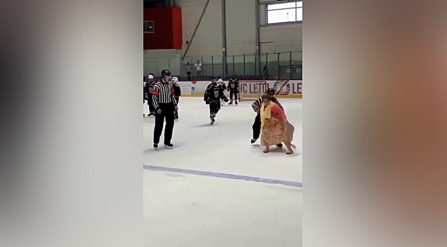VIDEO: Běsnící matka malého hokejisty vtrhla v Letňanech na led během zápasu