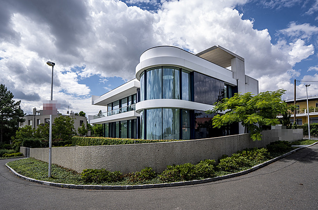 Výhled na Hrad za 200 milionů. Janouškův spolupracovník prodává výjimečnou vilu