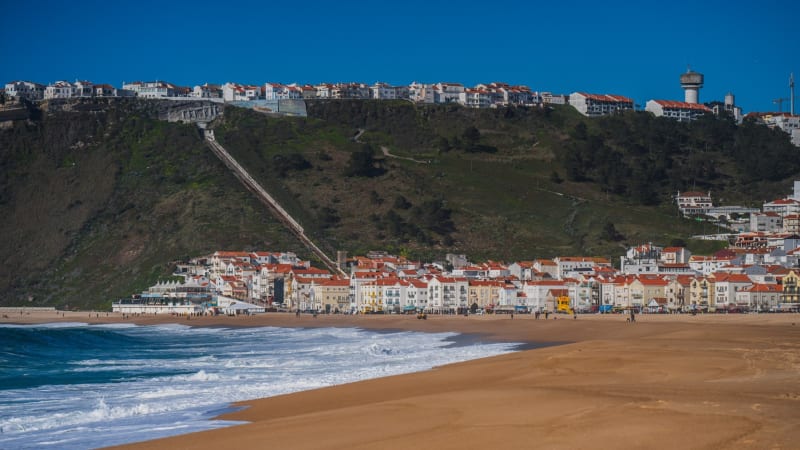 Hromadná otrava v dovolenkovém ráji: Oceán u Nazaré zamořily splašky, lékaři ošetřili 116 lidí