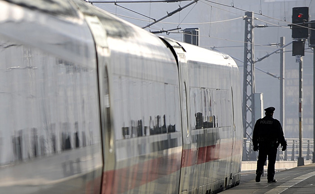 Muž v Německu vylezl na vlak kvůli selfie, popálil ho elektrický proud