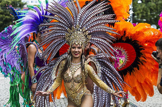 OBRAZEM: Svůdné tanečnice i rudý Kristus z Ria. Brazilský karneval rozproudil Brno