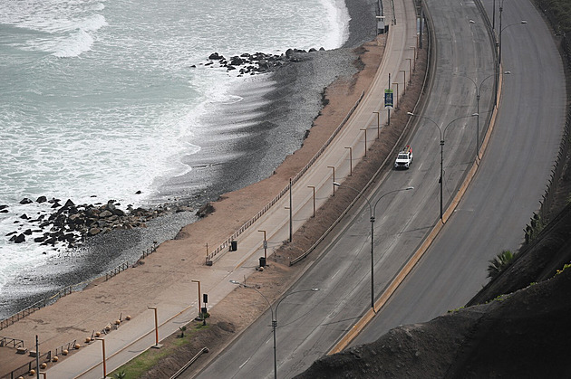 Varování před tsunami ženu neodradilo. Velké vlny šla vyhlížet na pláž i s vnukem