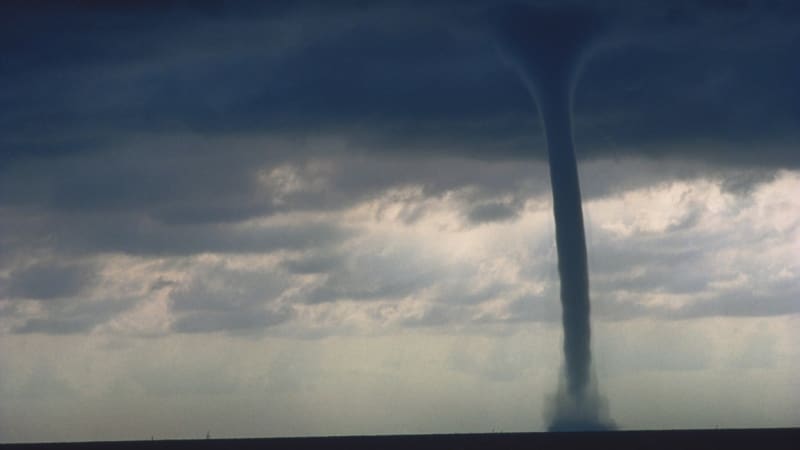 Fascinující záběry z Itálie: Nad mořem se prohnala dvojitá vodní smršť. V zemi platí varování