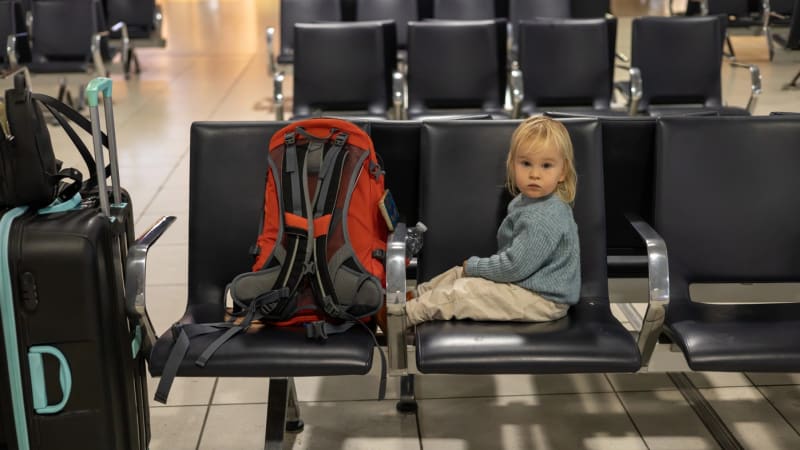 Rodiče nechali dítě bez pasu na letišti, sami zamířili na dovolenou. Neskutečné, kritizují lidé