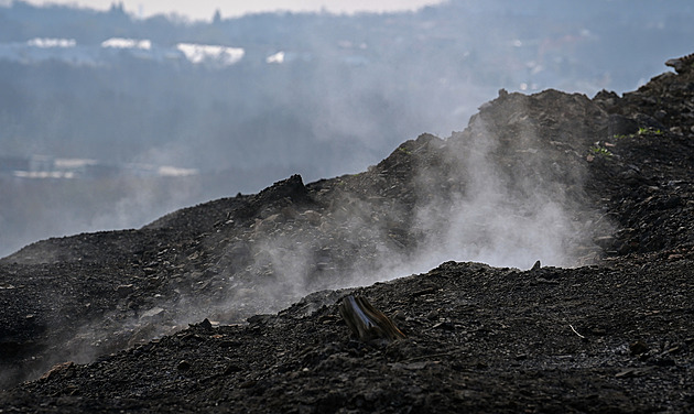 Riziko pro okolí a vyhozené miliardy, varuje znalec před sanací hořící haldy