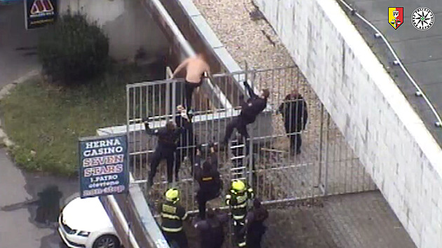 VIDEO: Já jsem Avatar, křičel agresor na policisty a švihal po nich kabelem