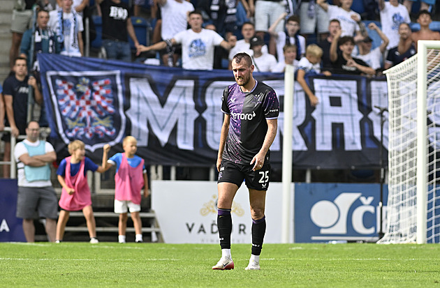 Chorý nebyl Hečou faulován, řekla komise. Slavia jeho čin odsoudila a potrestá ho