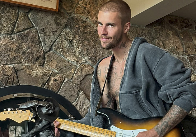 RECENZE: Naleštěný a prázdný produkt. Na Bieberově albu Swag se není čeho chytit