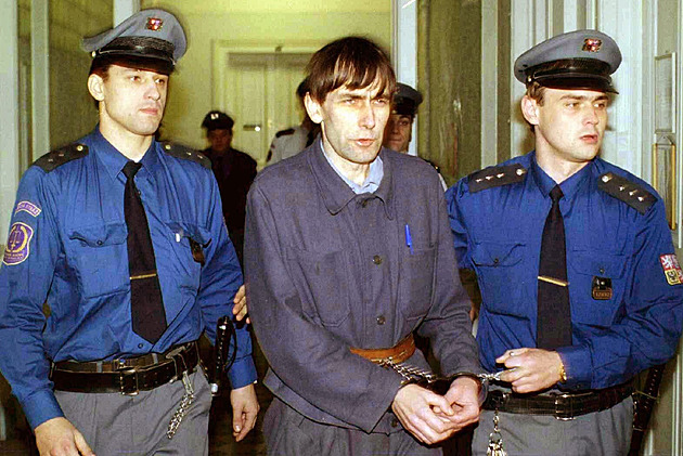 Rakve a semtex, pak uřezaná bříška prstů a tunel z cely. Jak dopadl Winkelbauer?