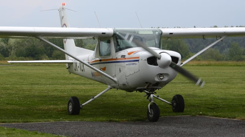 Tragické zásnuby v oblacích: Záběry ukazují, jak žena řekla své „ano“ a letadlo se zřítilo