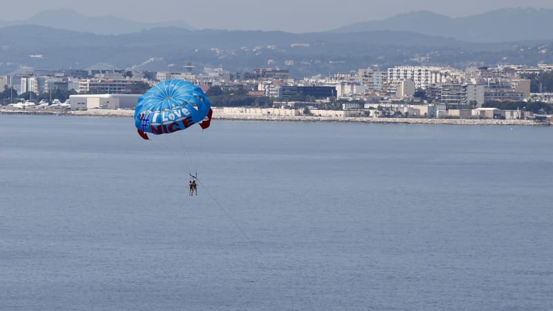 Sexuální napadení pod padákem? Instruktor měl za letu osahávat matku tří dětí, ta se rozplakala
