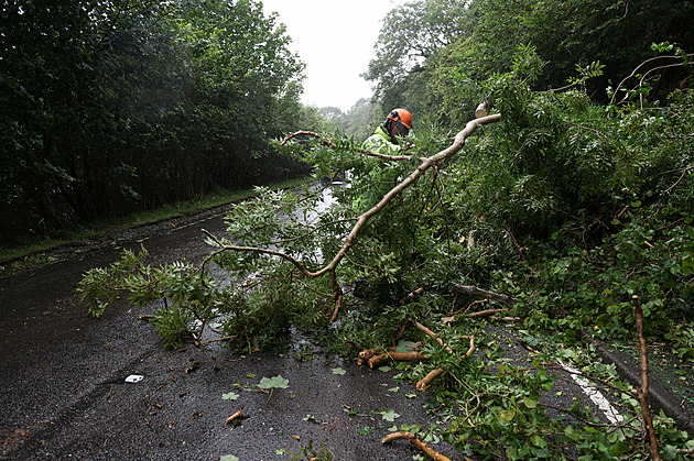 Na Britské ostrovy udeřila bouře Floris. Přinesla silný déšť, ochromila dopravu