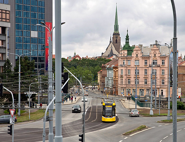Důležitá plzeňská křižovatka U Jána je opět průjezdná, oprava trvala jen pět týdnů