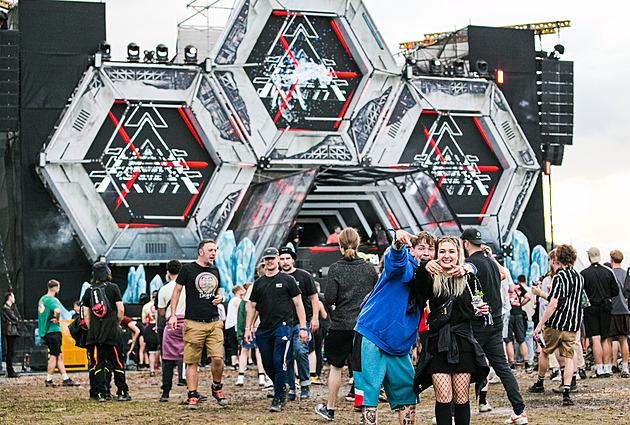 Návštěvník festivalu nabízel drogy přes QR kód, vylepil ho na záchodech