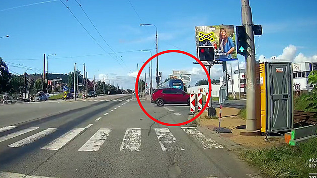 VIDEO: To bylo o metry. Řidič odbočil před projíždějící vlak, dalšího stroj téměř nabral