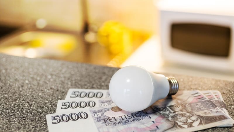 Cenu elektřiny Čechům navyšují poplatky a regulace. Kdy je nejlepší doba změnit dodavatele?