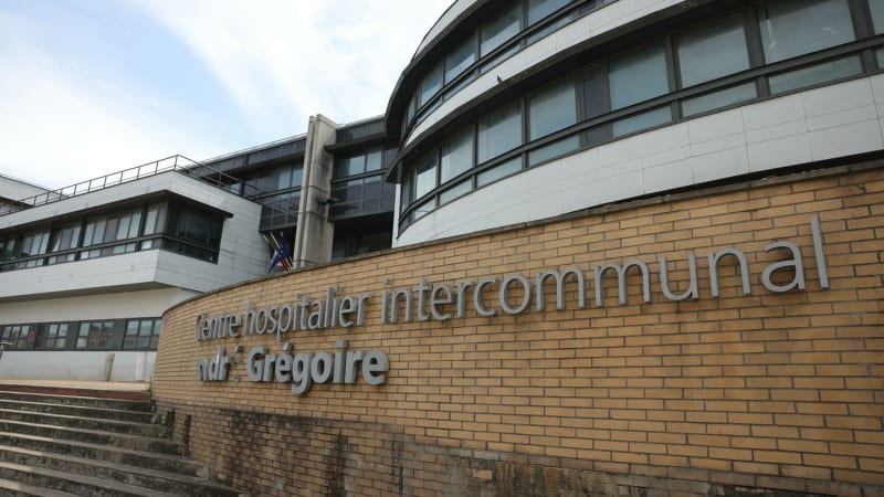 Skandál ve Francii: Sestra měla sexuálně obtěžovat miminka v porodnici. Prozradila ji videa