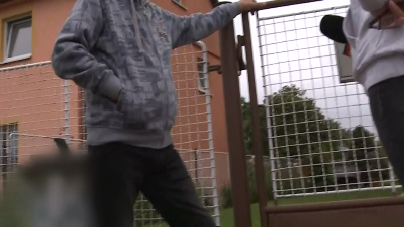 Ležel u domu na schodech. Svědek z Tachovska popsal, jak objevil muže postřeleného myslivcem