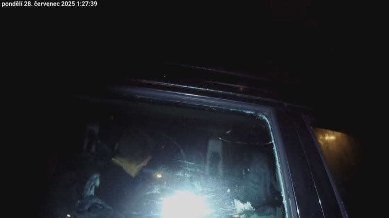 Do cizího auta vlezl muž v Jablonci, to se za ním zamklo. Policii řekl, že si chtěl odpočinout