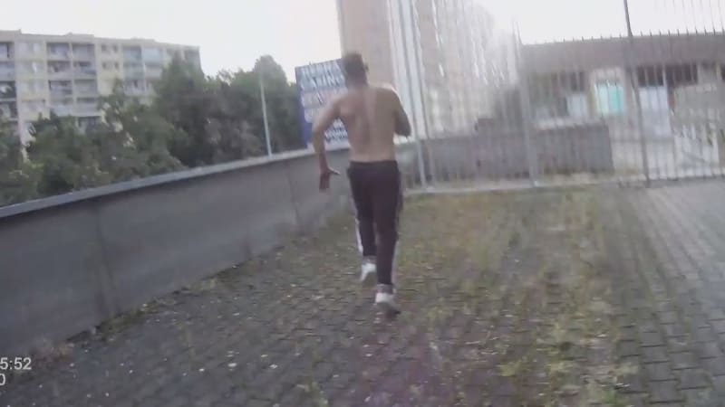 Muž napadl v Praze kolemjdoucího. Pak ohrožoval policisty elektrickým kabelem, ukazují záběry