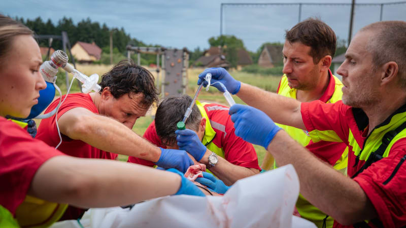 Po ráně půllitrem do hlavy muž málem vykrvácel: Záchranáři museli operovat ve dveřích vrtulníku