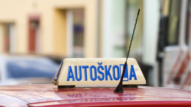 Dali by vám dnes řidičák? Testy mají nové videootázky. Zkuste si, zda byste si s nimi poradili