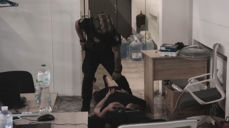 Razie na Ukrajině: Češi pomáhali rozprášit gang „navolávačů“. Řádili ve velkém i u nás