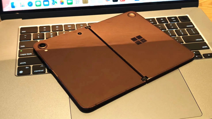 Ze hřbitova Microsoftu: zrušený předchůdce Surface Duo se prodává za 300 tisíc Kč