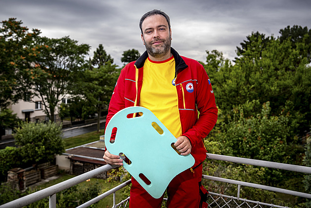 Doplavat pro tonoucího? Základní chyba. Vodní záchranář radí, jak správně pomoci